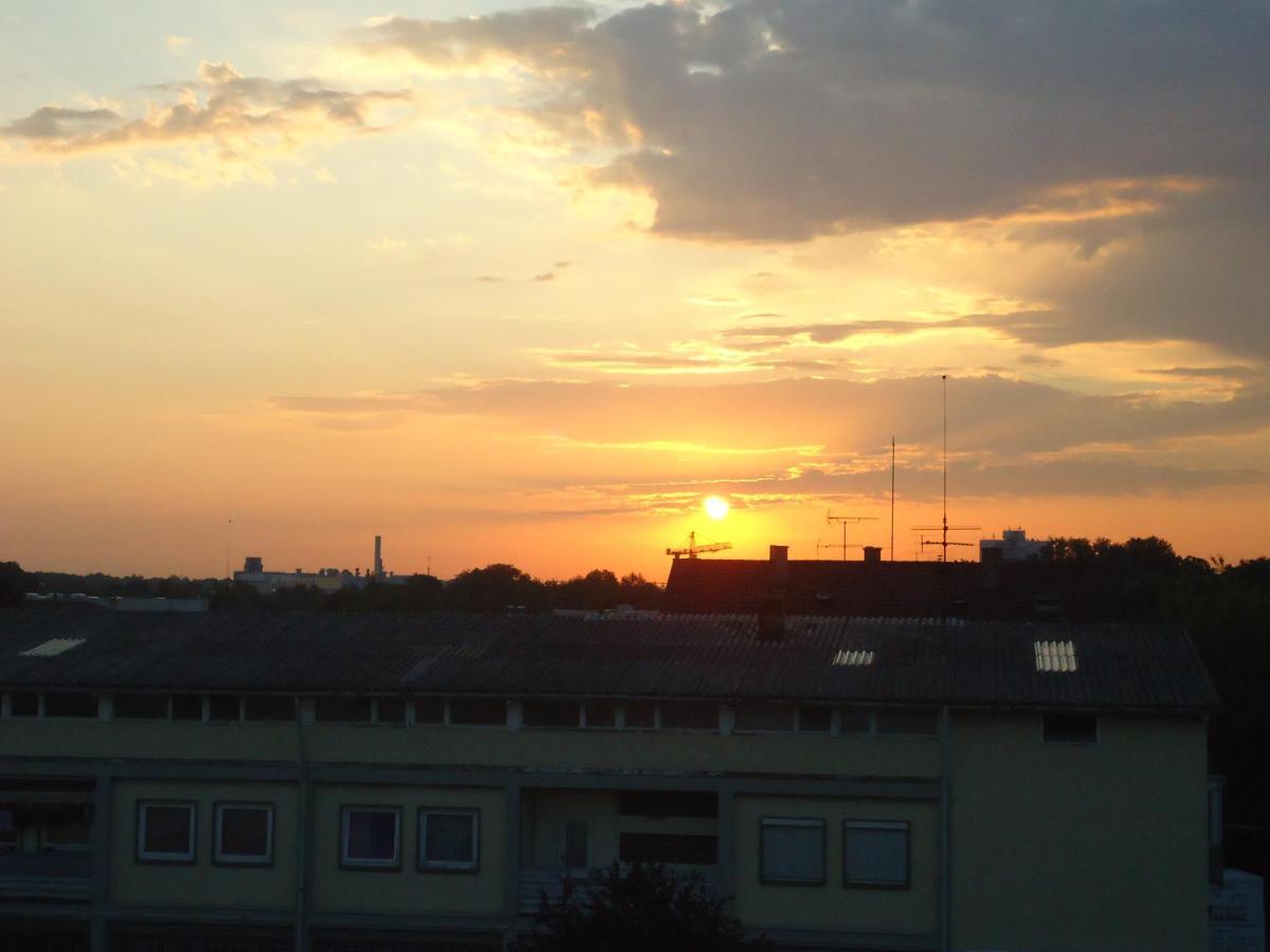 Enjoyhotel Garni Korntal Stuttgart B&B Parkplatz Sprinter Esterno foto