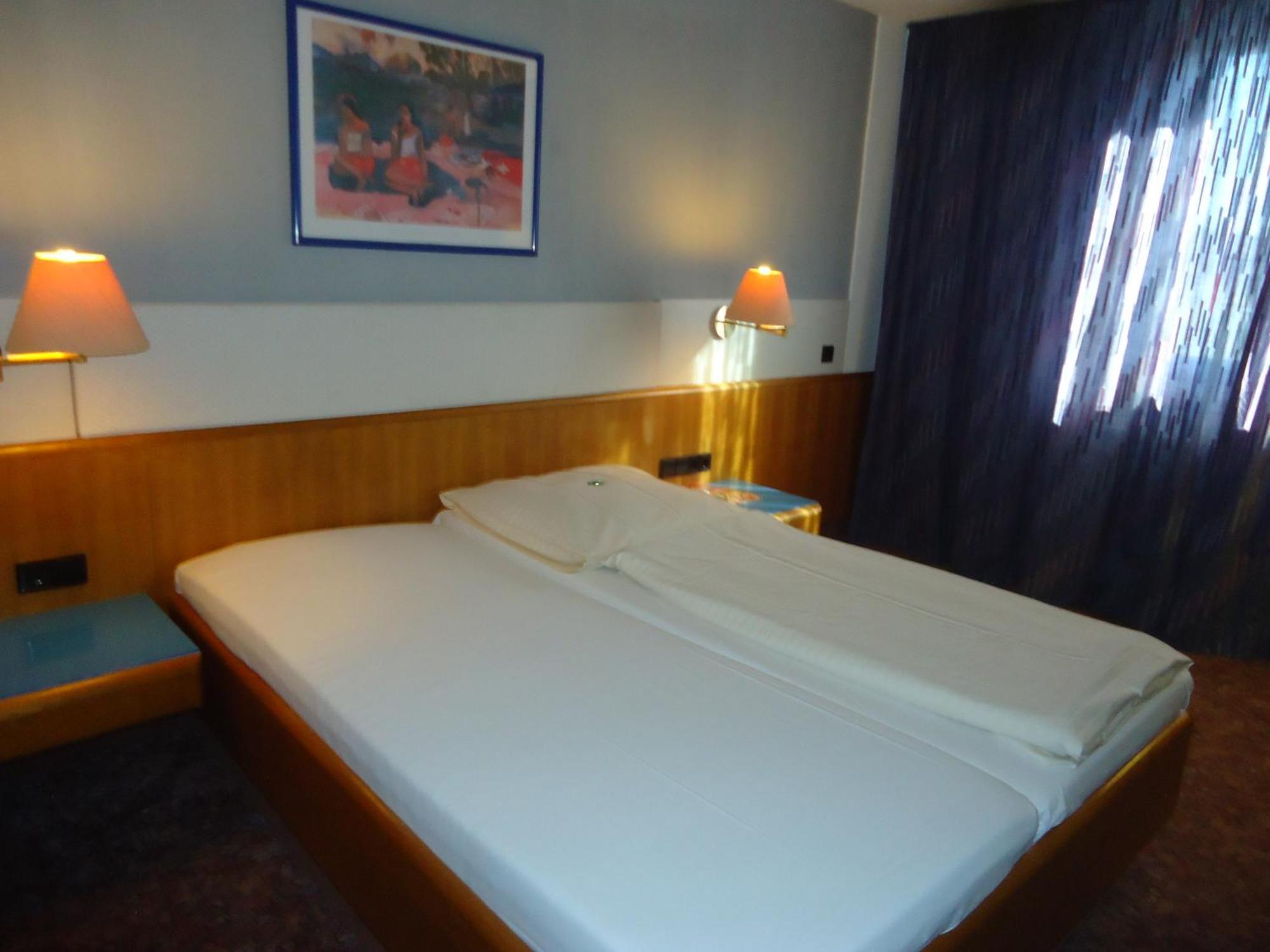 Enjoyhotel Garni Korntal Stuttgart B&B Parkplatz Sprinter Esterno foto