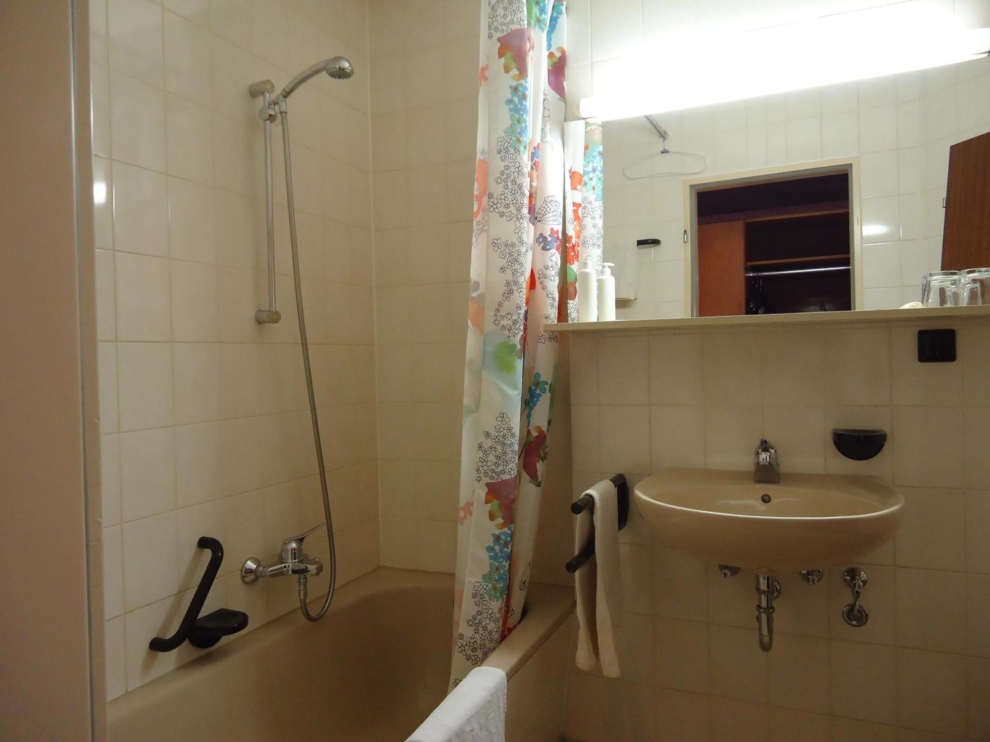 Enjoyhotel Garni Korntal Stuttgart B&B Parkplatz Sprinter Esterno foto